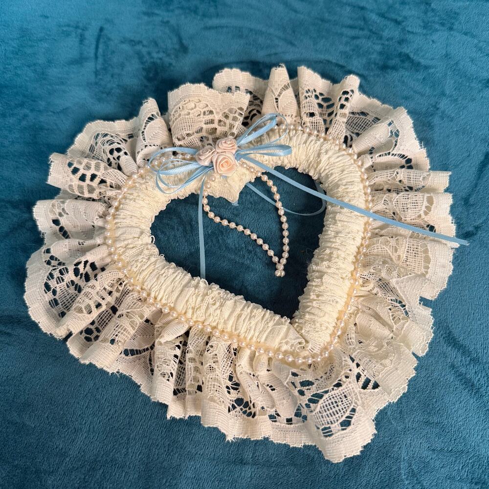 Vintage coquette 80s / 90s lace heart shaped frame / decor